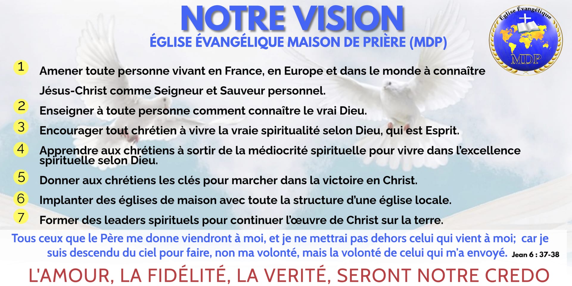 Bible ouverte pendant un temps de louange et d'adoration à l'Église Maison de Prière